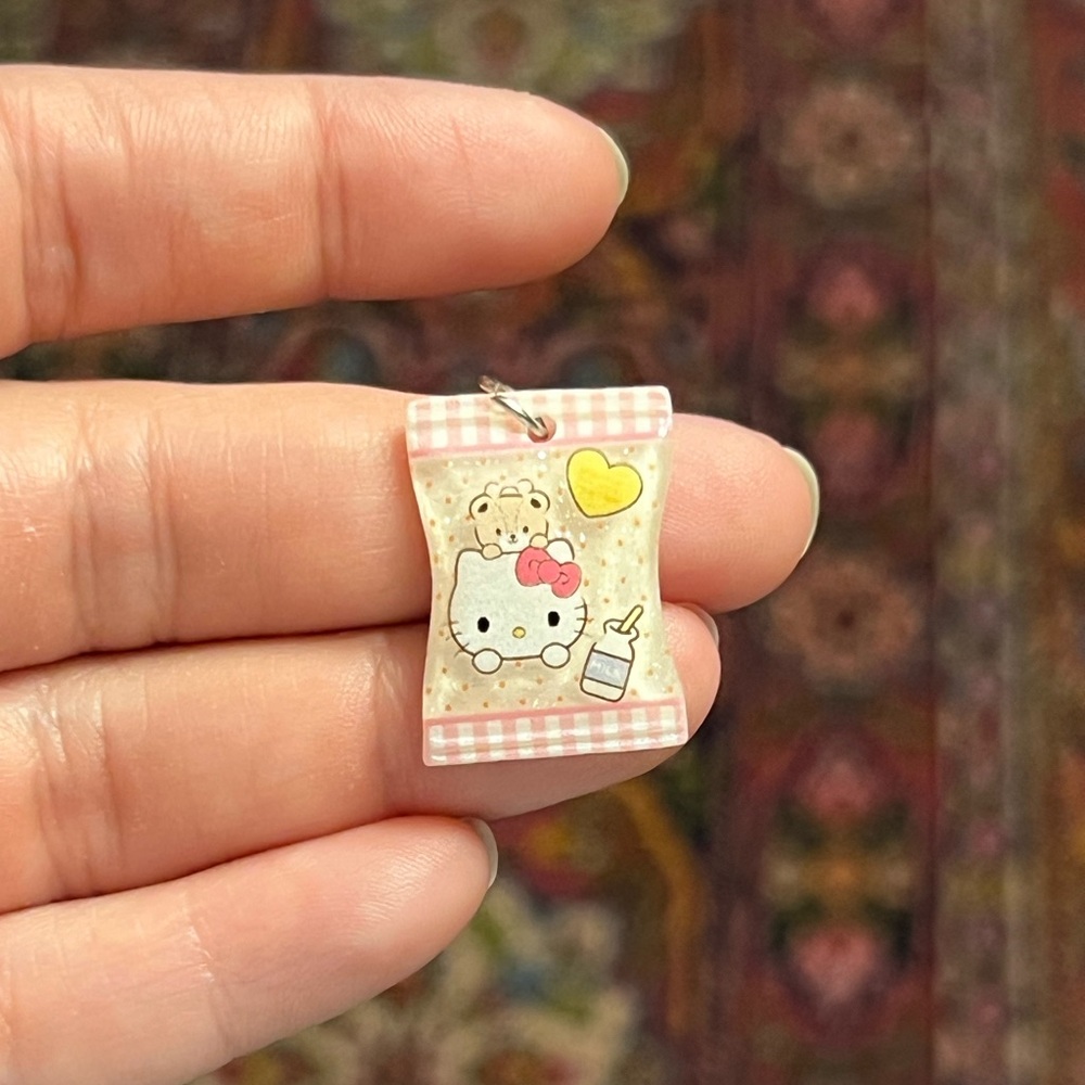 Hello Kitty Pendant - Picture 3 of 4
